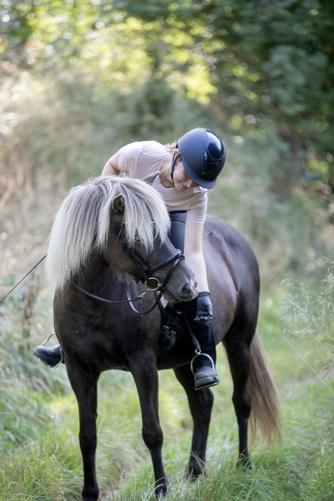 One K MIPS Defender-ridehjelm - glossy top, swarovski pipe