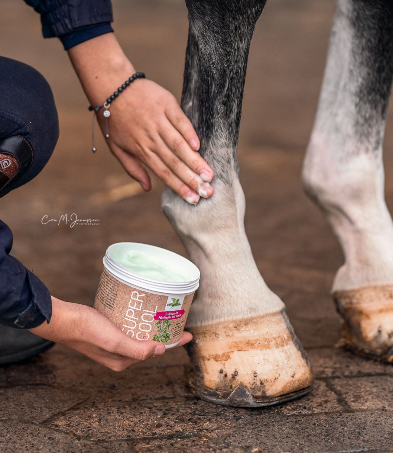 Et sæt hestehove med Bense & Eicke creme