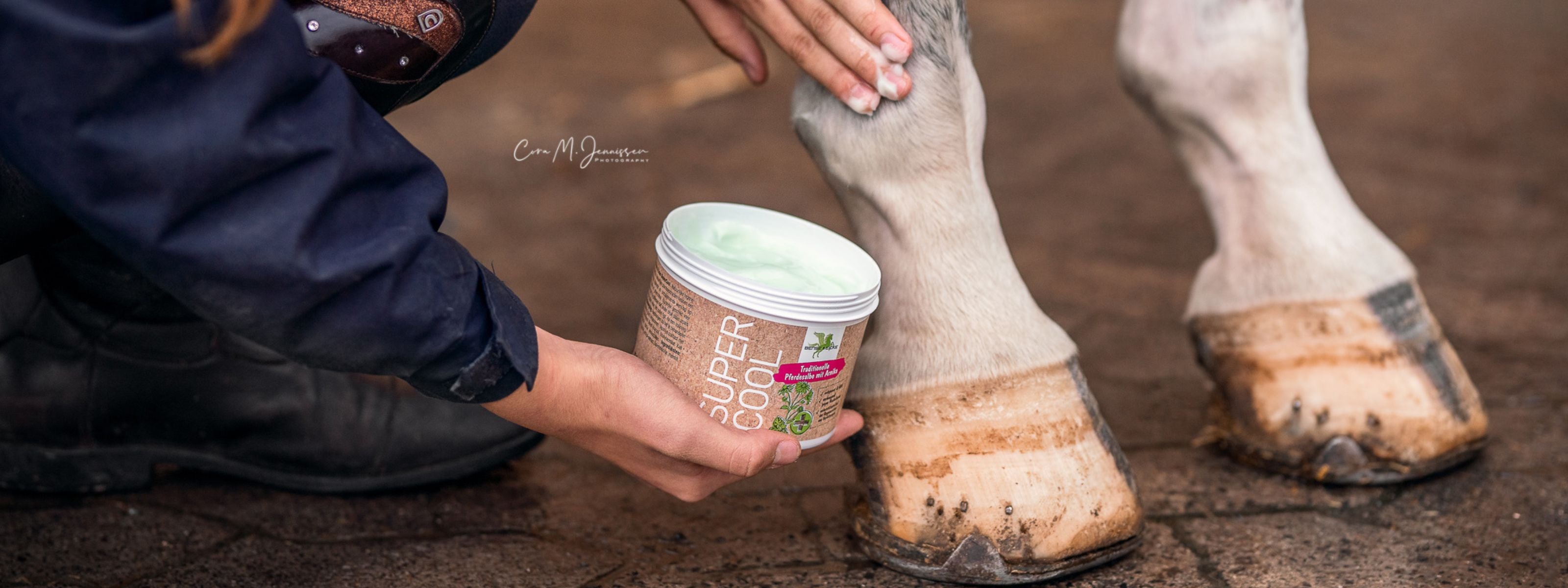 Et sæt hestehove, med Bense & Eicke creme