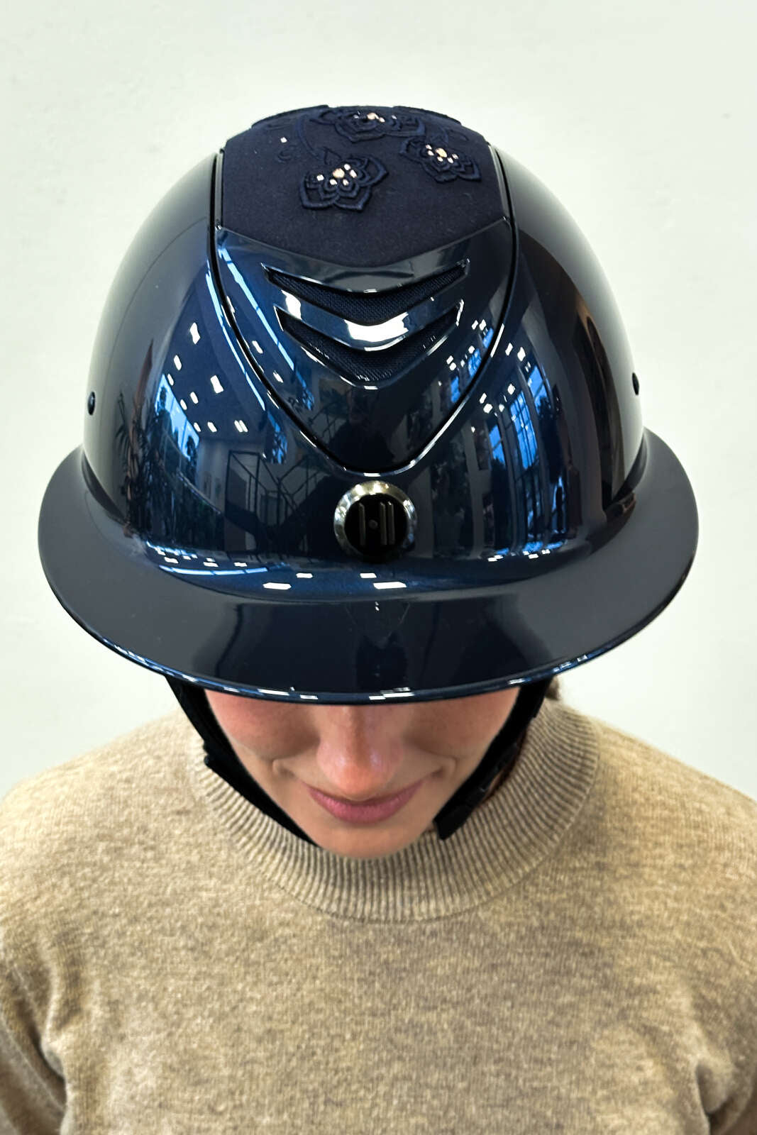 One K Avancé-ridehjelm – Broderet top, krom pipe