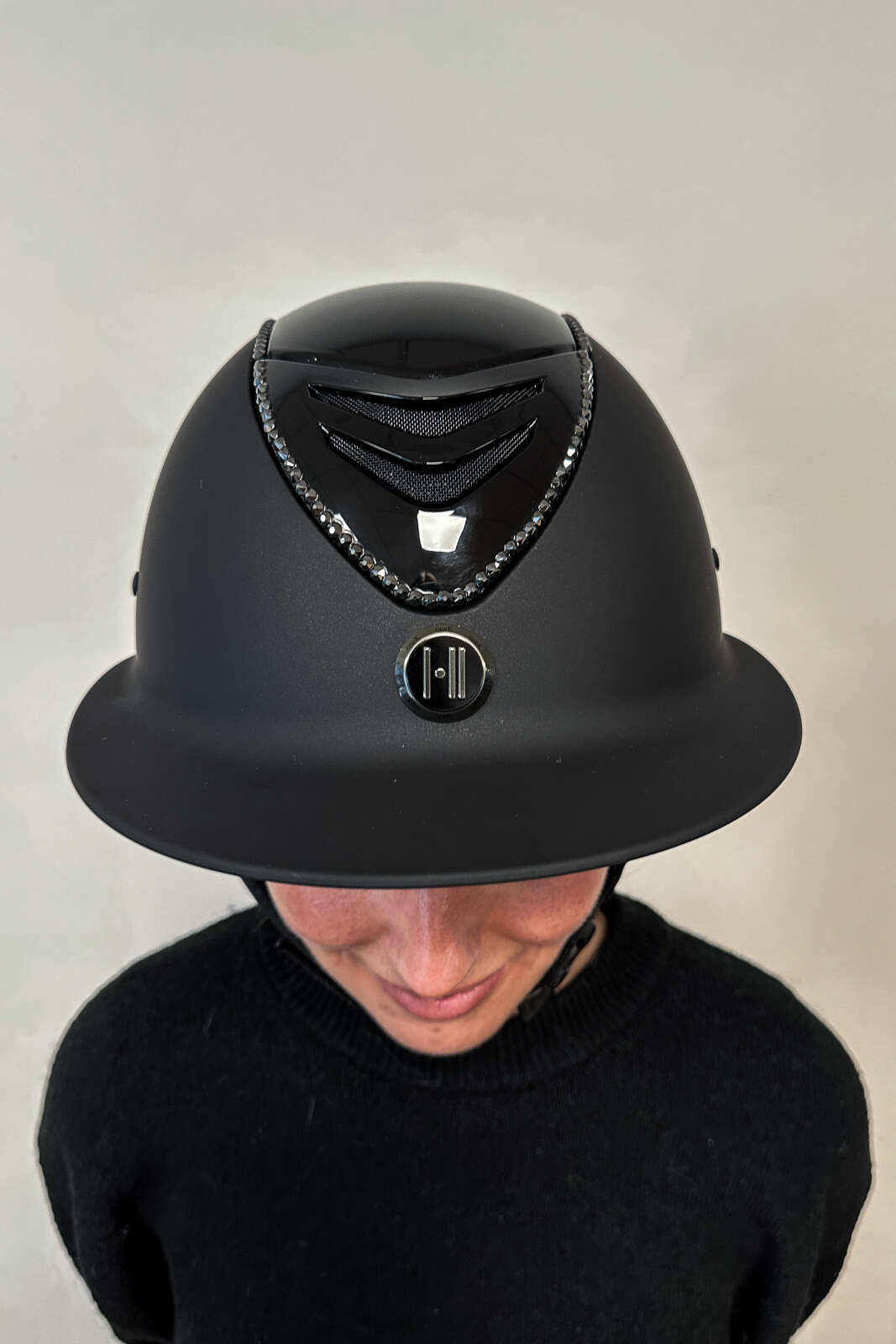 One K Avancé Lux-ridehjelm - Glossy top, sort swarovski pipe