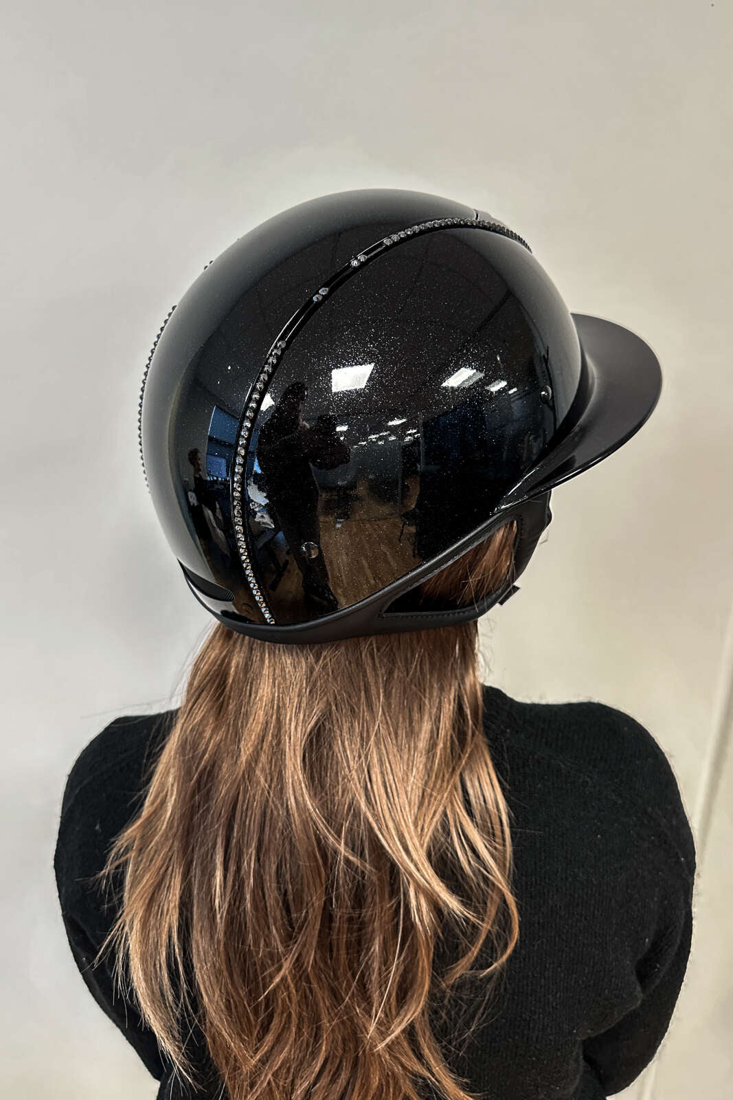 One K Avancé Lux ridhjälm - Skimmereffekt, svart swarovski pipe